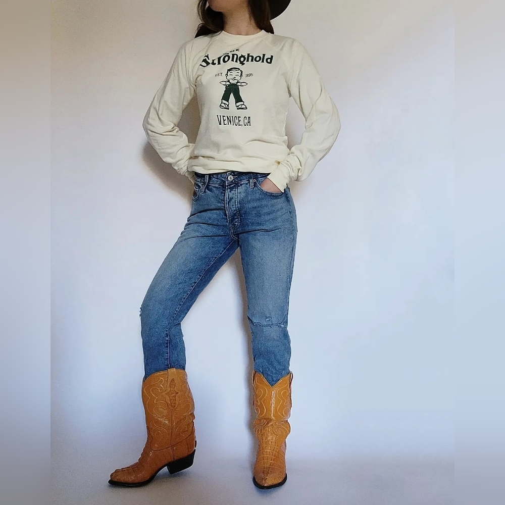 Like-New The Stronghold crew neck